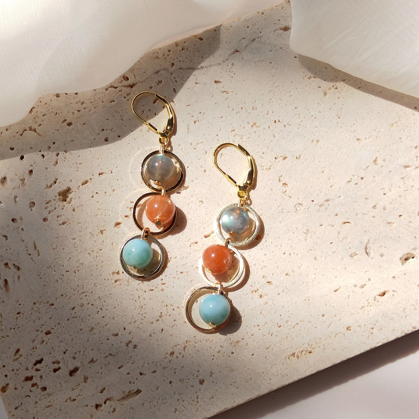 Boucles d'oreilles CelestiaDrop en labradorite, pierre de soleil et larimar — Plaqué or 18 carats et argent sterling 925