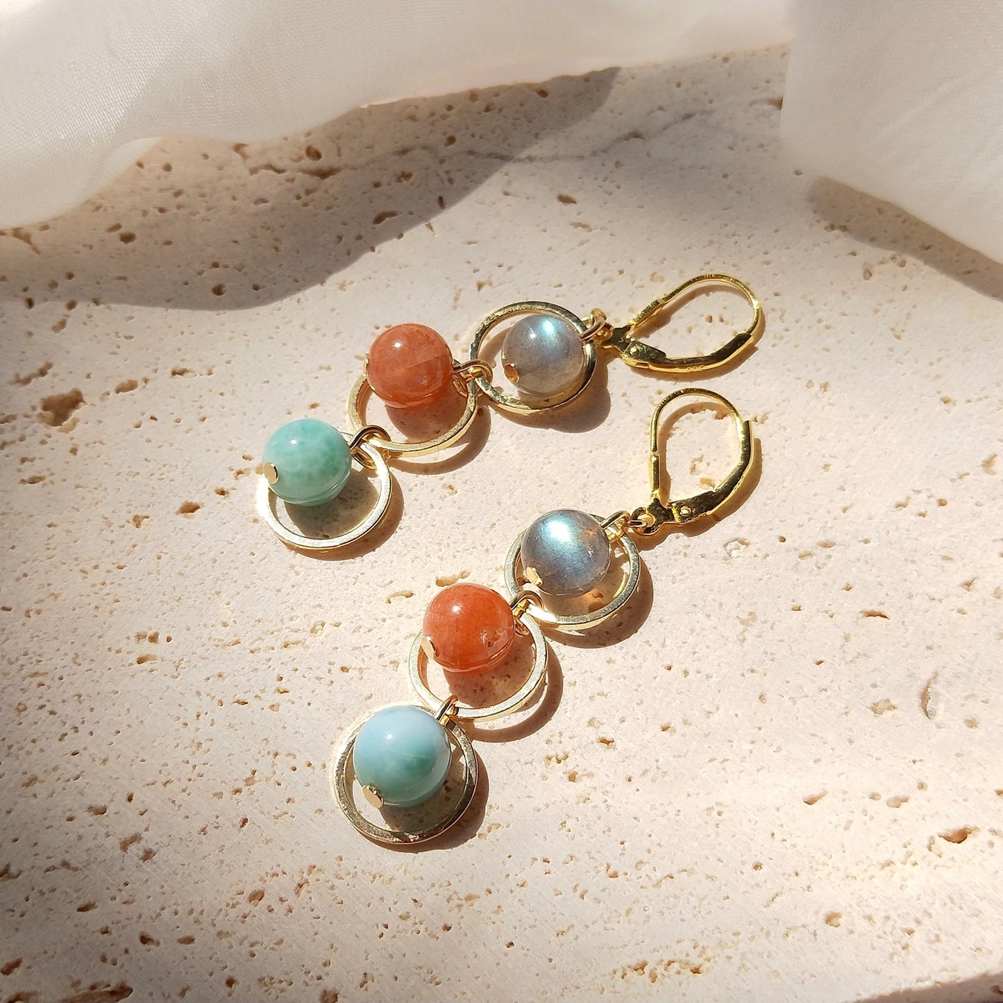 Boucles d'oreilles CelestiaDrop en labradorite, pierre de soleil et larimar — Plaqué or 18 carats et argent sterling 925