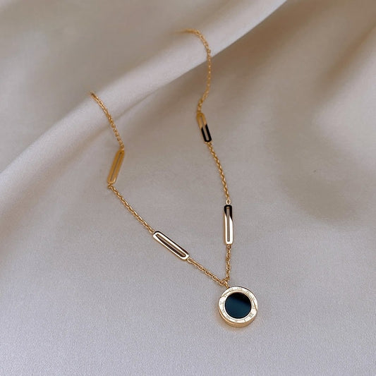 Collier romain noir ou blanc